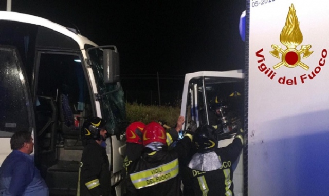 Siracusa, scontro tra un autobus e un camion alla rotatoria di Tivoli: un ferito