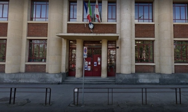 Milano, bambino cade nella tromba delle scale a scuola: è grave