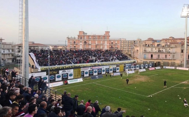 Lentini, avrebbe lanciato un petardo allo Stadio: denunciato