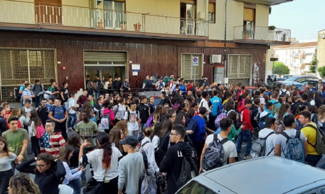 Siracusa, istituto Alberghiero: pezzi di intonaco sui banchi, scatta la protesta degli studenti