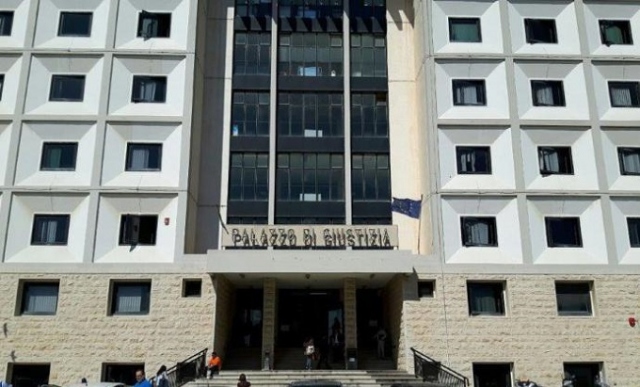 Siracusa, in Tribunale con un'arma da taglio aggredisce la vigilanza: denunciata
