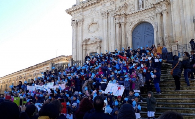 Giornata Mondiale dell’Infanzia, i bambini scendono in piazza e Palazzolo si tinge di blu