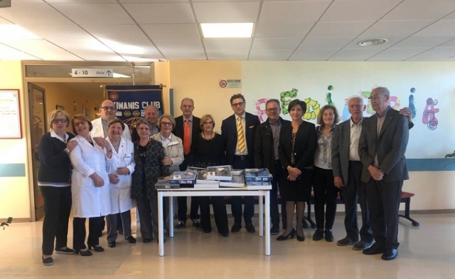 Lentini, il Kiwanis club dona indumenti all'ospedale per i pazienti bisognosi