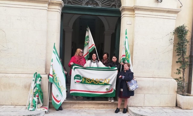 Rosolini, niente stipendio per il pulizieri del Comune: sit-in e stato di agitazione