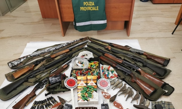 Siracusa, esercizio venatorio abusivo: denunciati in 8, sequestrate armi