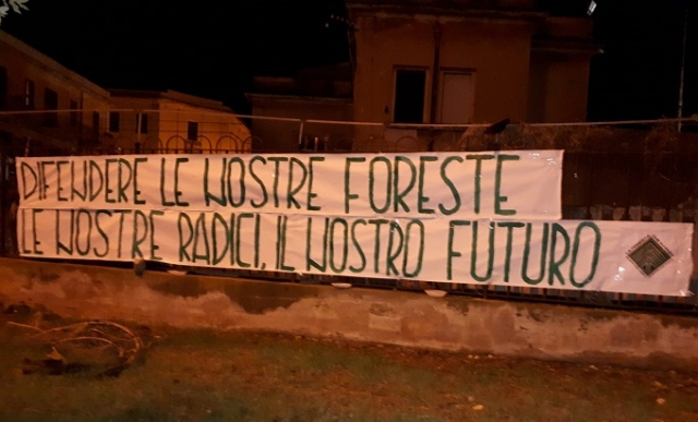 Siracusa, Giornata dell'albero: appare uno striscione dei militanti di CasaPound