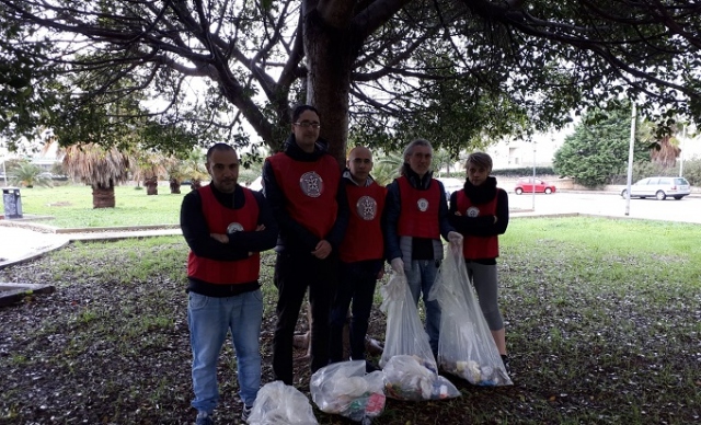 Siracusa, militanti di CasaPound puliscono il parco E. Cosenza ad Epipoli