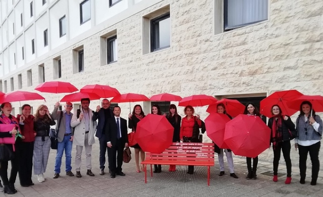 Siracusa, ombrelli vicino alla panchina rossa per dire No alla violenza sulle donne