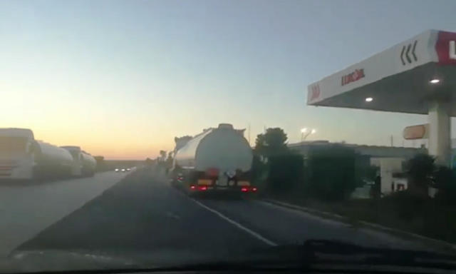 Siracusa, lavoratori in agitazione e blocchi in portineria di mezzi pesanti all'ex Set Impianti. VIDEO