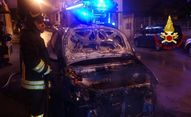 Siracusa e Priolo, due auto a fuoco: indagini in corso