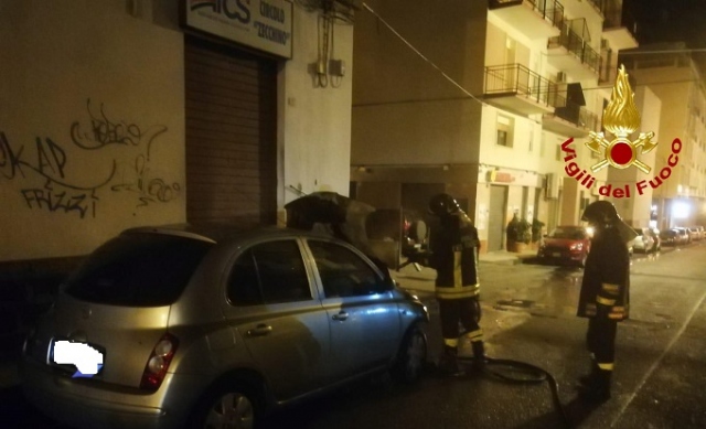 Siracusa, auto in fiamme in viale Zecchino: indagini in corso