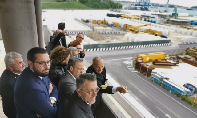 Siracusa, il ministro dell'Ambiente Costa incontra i sindaci in Prefettura: "Industrie collaboreranno a bonifiche, adesso tempi certi". VIDEO