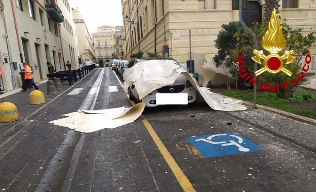 Siracusa, distacco della facciata della biblioteca comunale: auto danneggiata