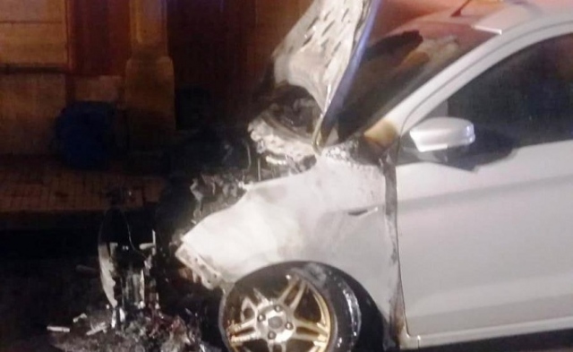 Siracusa, auto a fuoco in via Caltanissetta: indagini un corso