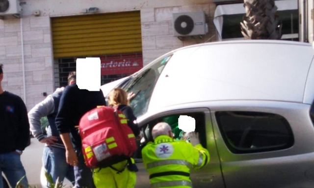 Siracusa, incidente in Viale Scala Greca: ruota di auto si solleva dall'asfalto per "piantarsi" su Fiat 500 parcheggiata