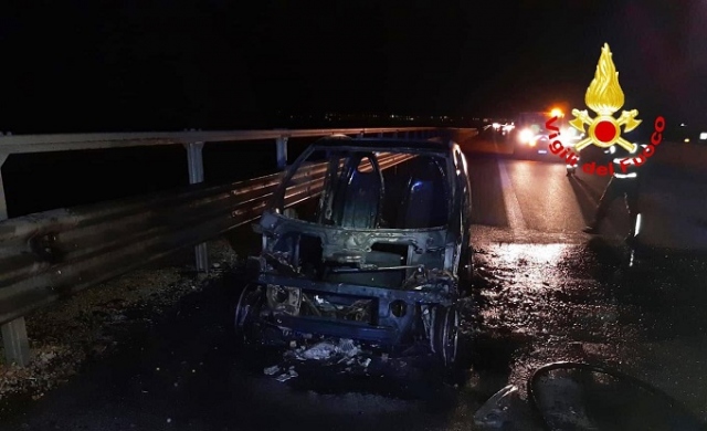 Smart a fuoco su autostrada Siracusa-Cassibile, domate le fiamme