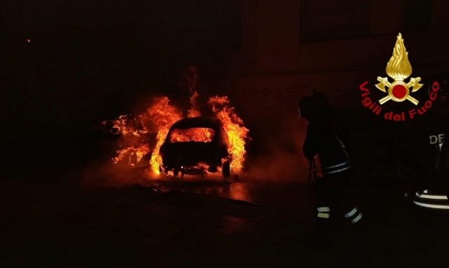 Noto, auto a fuoco in via Bacci: sul posto i Vigili del fuoco