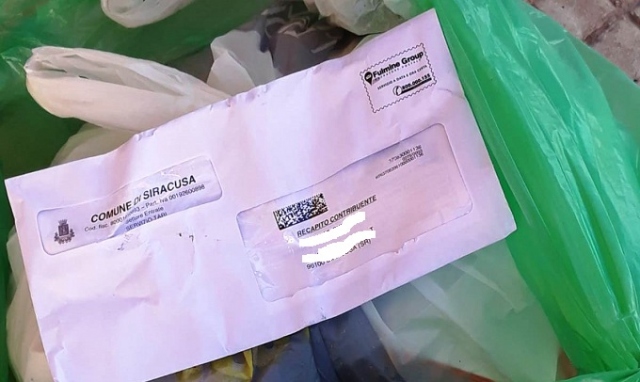 Siracusa, bolletta Tari in sacchetto abbandonato in strada: sanzionato sporcaccione