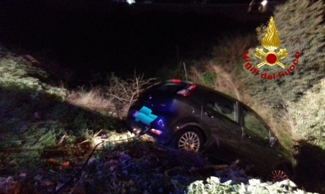 Noto, auto in una scarpata: recuperata dai vigili del fuoco