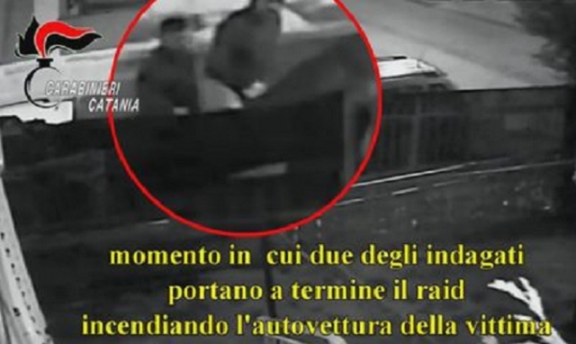 Nel Catanese, appicca il fuoco all'auto della ex convivente