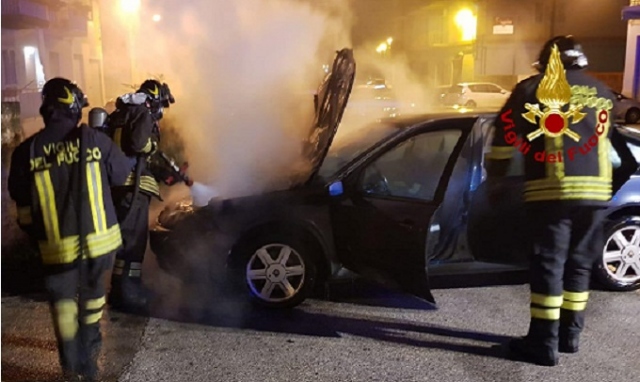 Siracusa, auto in fiamme in via Paternò: sul posto i Vigili del fuoco