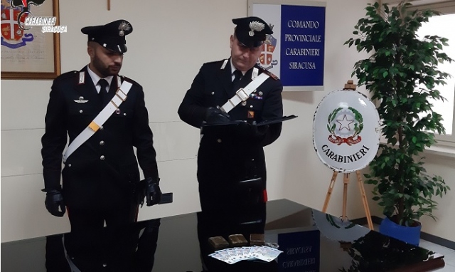 Floridia, 3 panetti di hashish in casa: arrestato un 35enne