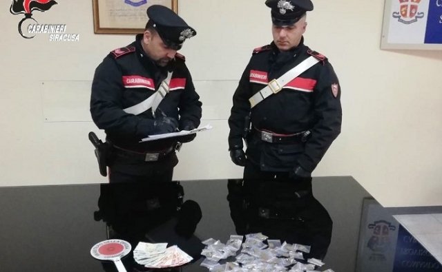 Siracusa, nascondeva cocaina, hashish e marijuana nel portaoggetti di un motorino: denunciato