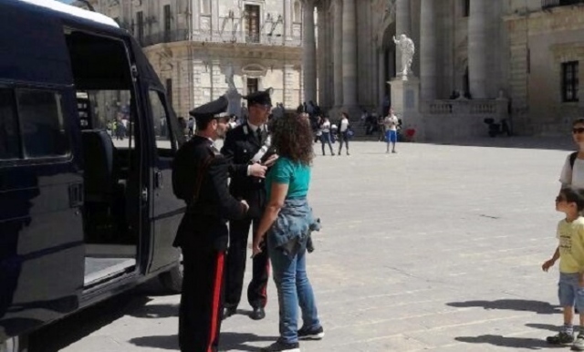 Siracusa, "rissa con una persona accoltellata in Piazza Duomo": ma è solo un falso allarme, denunciate in due