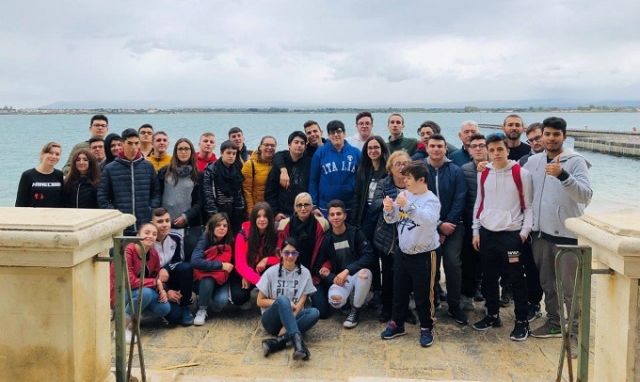 Siracusa, gli studenti ripuliscono Spiaggetta Aretusa