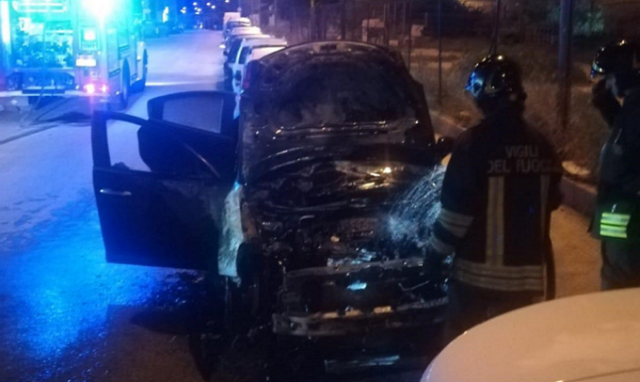 Siracusa, a fuoco un'auto nella notte in via Agatocle: il rogo sarebbe di origine dolosa