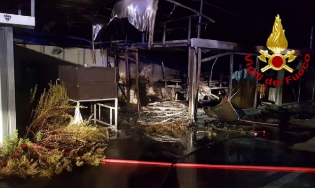 Siracusa, incendio in un deposito di arredi in via Elorina