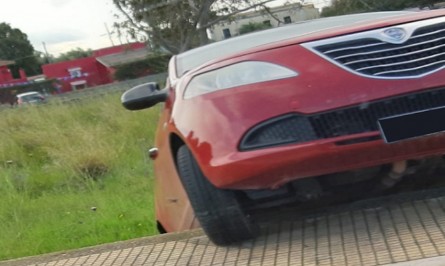 Siracusa, auto finisce fuori strada in via Vittorio Guardo