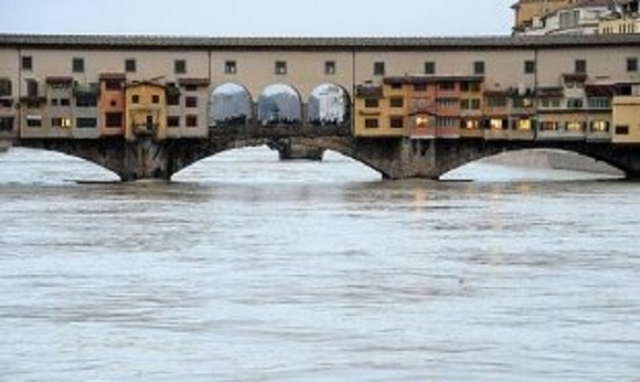 Maltempo, forti disagi a Firenze e Roma: in crescita i livelli dei fiumi