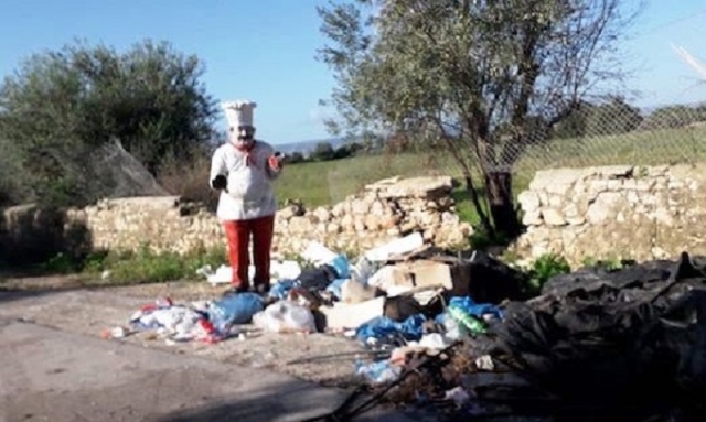 Siracusa, il curioso caso del pupazzo-chef si trasferisce in via Impellizzeri