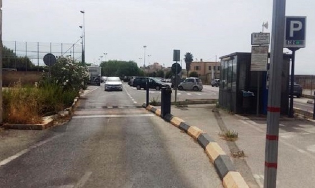 Siracusa, via alla demolizione del bar all'interno del Molo S. Antonio