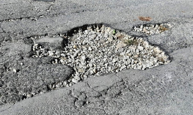 Siracusa, cratere nell'asfalto di via Giuseppe Reale