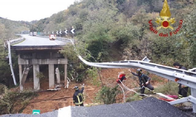Crolla un tratto di viadotto sulla Torino-Savona