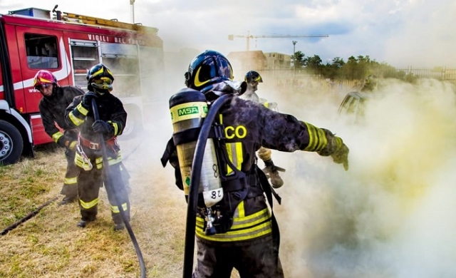 Autostrada Siracusa-Catania, furgone in fiamme all'altezza di Lentini: traffico bloccato