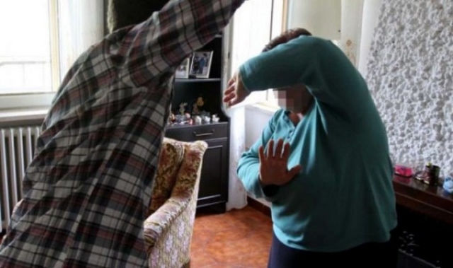 Siracusa, maltratta i genitori per ottenere del denaro: in carcere