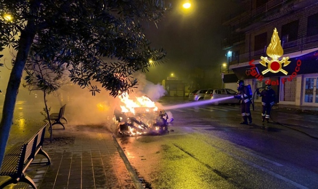 Priolo, a fuoco un'auto: ridotta in cenere una Maserati