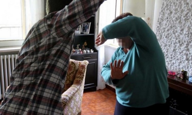 Augusta, violenza nei confronti della madre per soldi: allontanato figlio