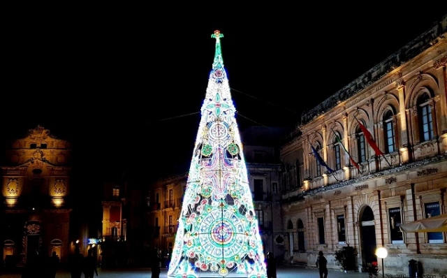 Siracusa, spento l'Albero di Natale per due giorni: stasera tornerà ad illuminare Piazza Duomo