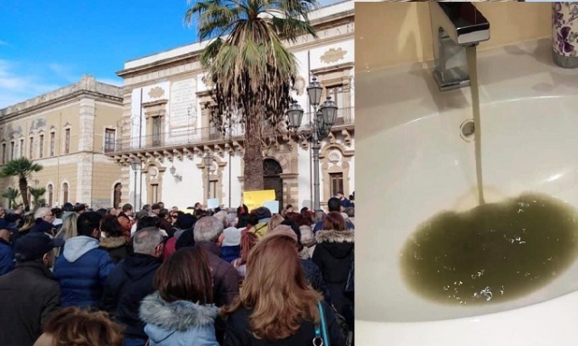 Acqua torbida e non potabile ad Augusta, cittadini protestano in Piazza: effettuate analisi, il sindaco "Assente carica batterica"