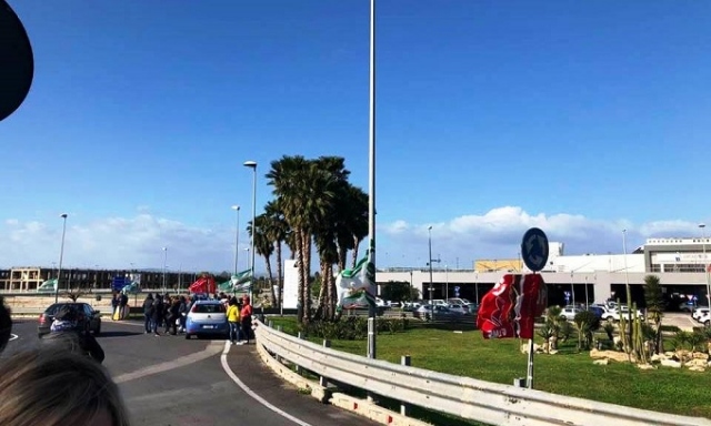 Siracusa, protesta lavoratori davanti al centro commerciale Archimede