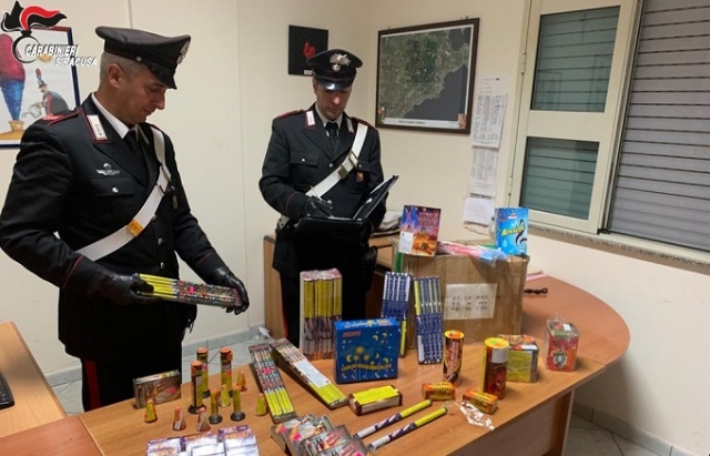 Siracusa, sequestrati 13 chili di botti illegali: denunciato esercente