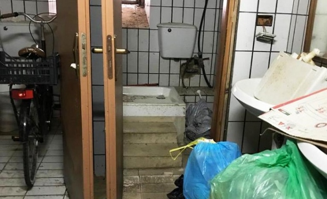 Siracusa, squallore e degrado nei bagni pubblici di Ortigia