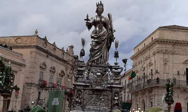 Siracusa riabbraccia Santa Lucia, l'arcivescovo Pappalardo: "Ci affidiamo alla Santa Patrona perché infonda in noi speranza"