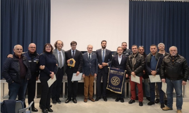 Siracusa, un defibrillatore attivo su un'auto di servizio della Polizia Municipale