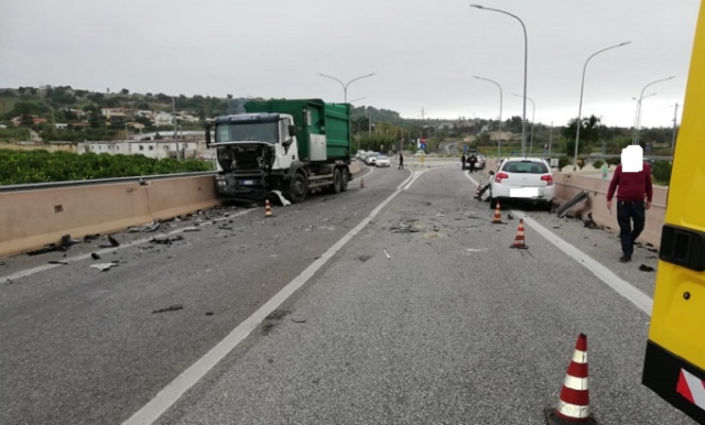 Siracusa, incidente sulla Strada per Floridia: quattro mezzi coinvolti, una donna in ospedale