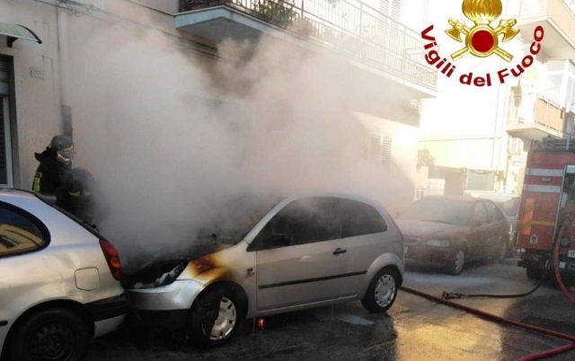 Siracusa, auto a fuoco in via Filisto: non ci sono feriti